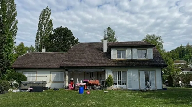 Toiture après traitement anti-mousse