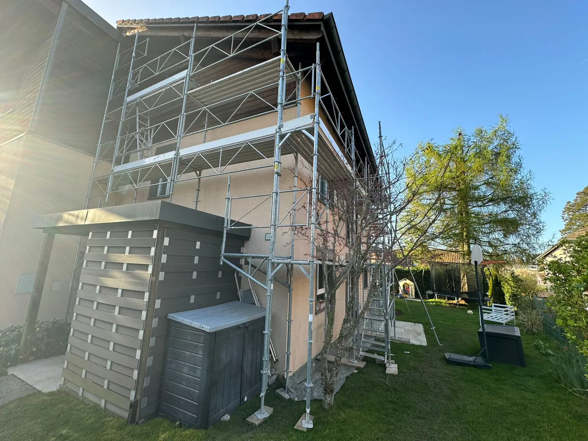 Installation de chantier pour ravalement de façade, Orbe